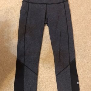 Black/grey chevron print lululemon leggings—size 6